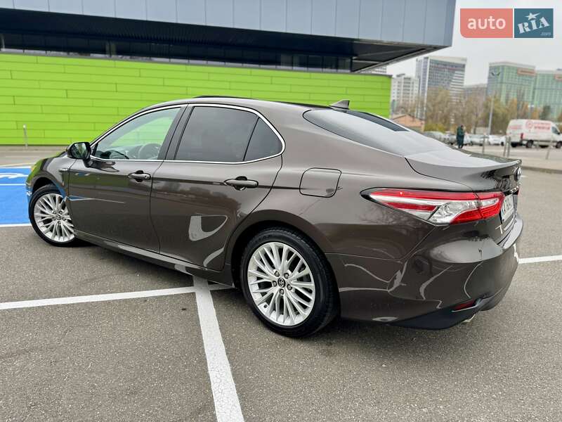 Седан Toyota Camry 2019 в Киеве
