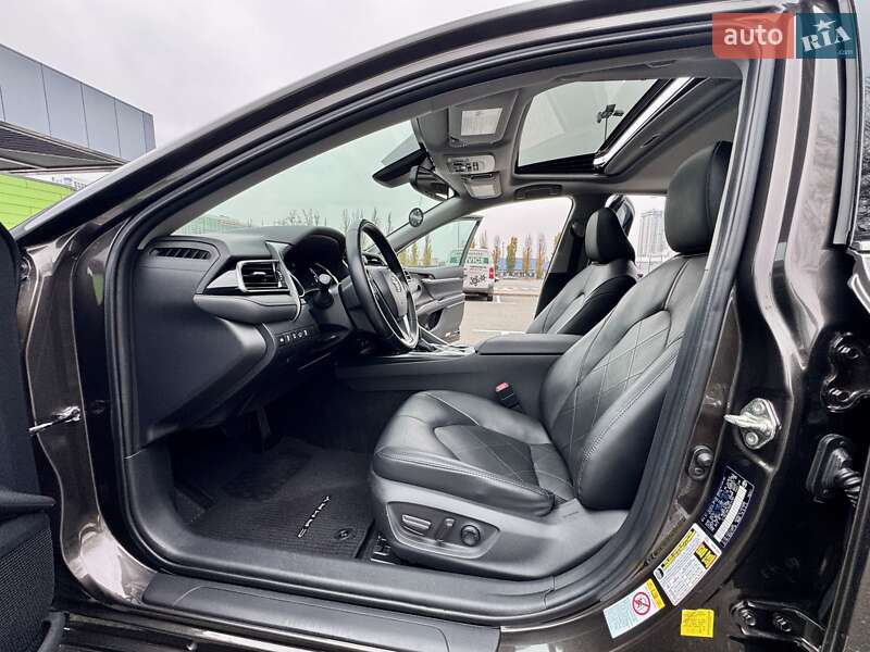 Седан Toyota Camry 2019 в Киеве