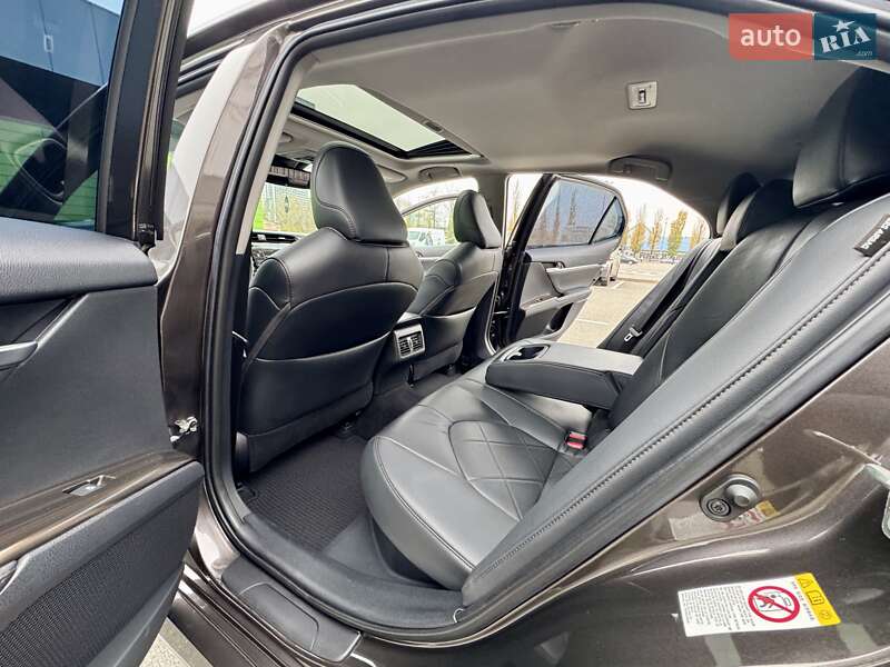 Седан Toyota Camry 2019 в Киеве