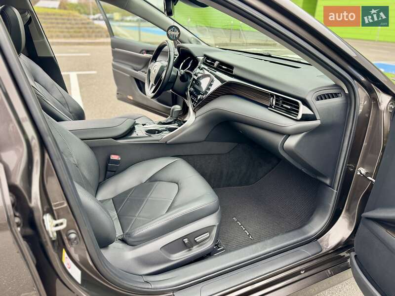 Седан Toyota Camry 2019 в Киеве