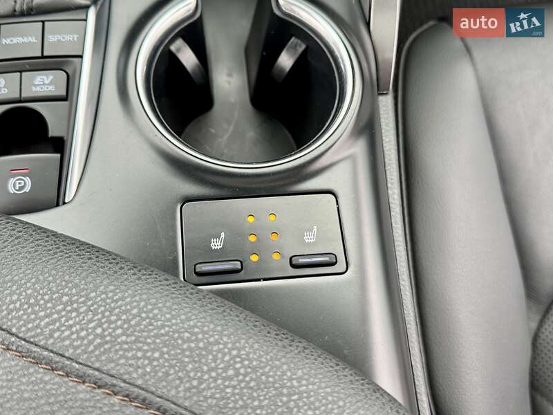 Седан Toyota Camry 2019 в Киеве