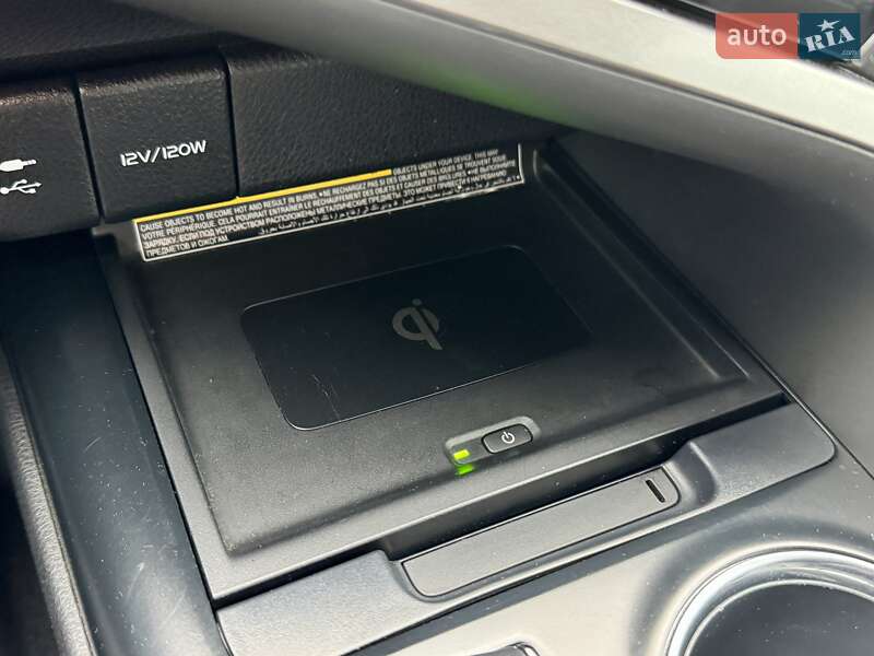 Седан Toyota Camry 2019 в Киеве