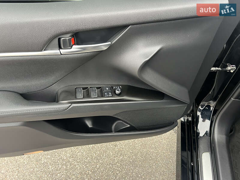 Седан Toyota Camry 2021 в Киеве