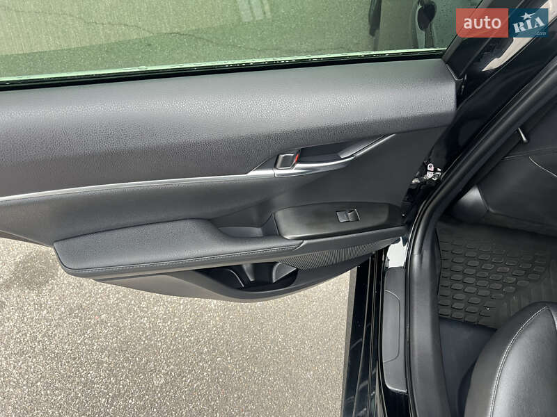 Седан Toyota Camry 2021 в Киеве