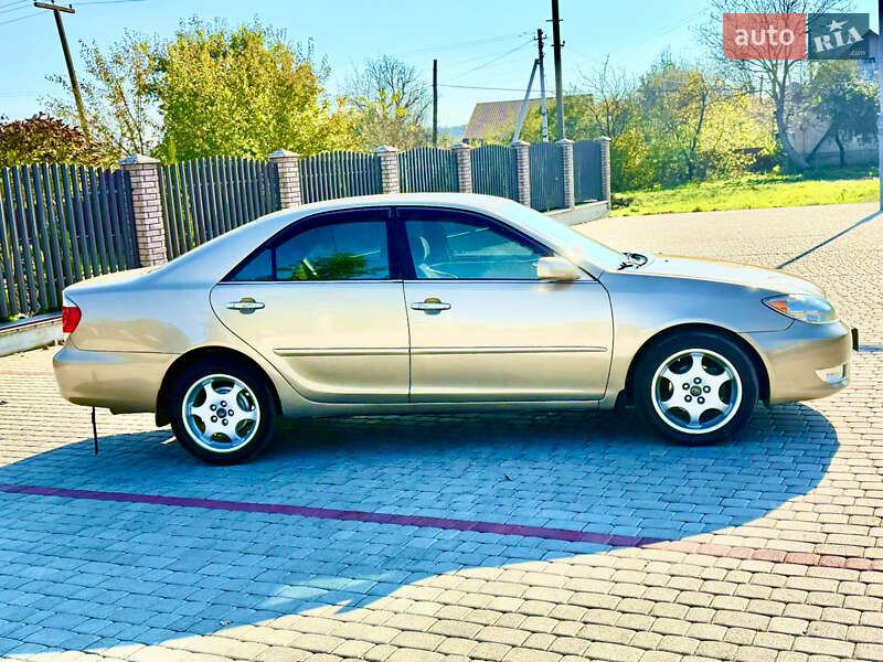 Седан Toyota Camry 2004 в Староконстантинове