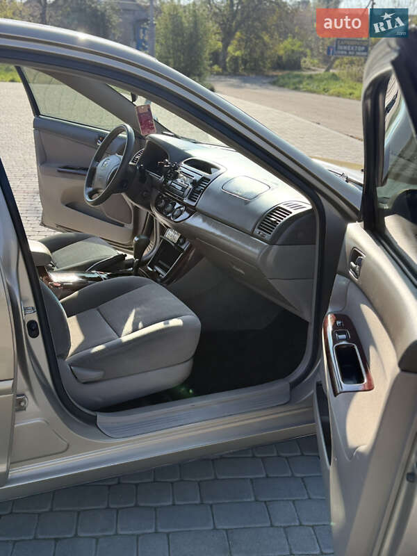 Седан Toyota Camry 2004 в Староконстантинове