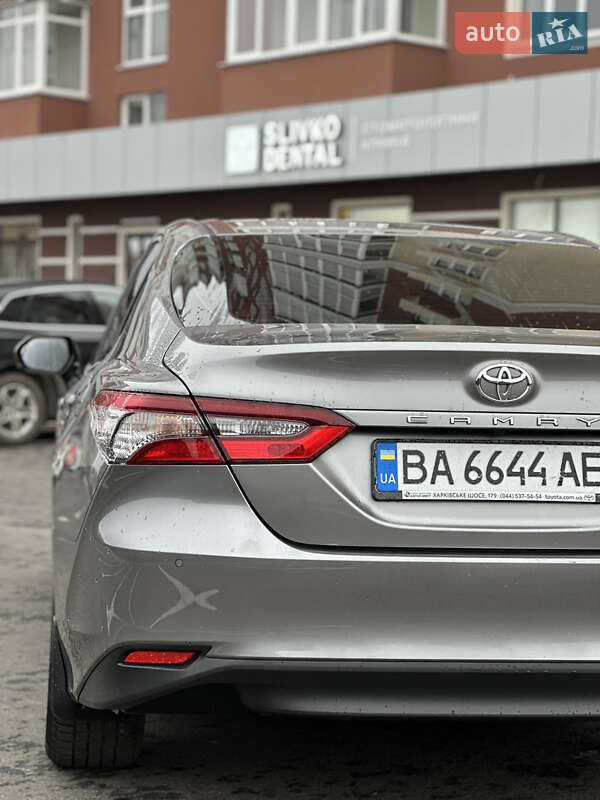 Седан Toyota Camry 2022 в Умани