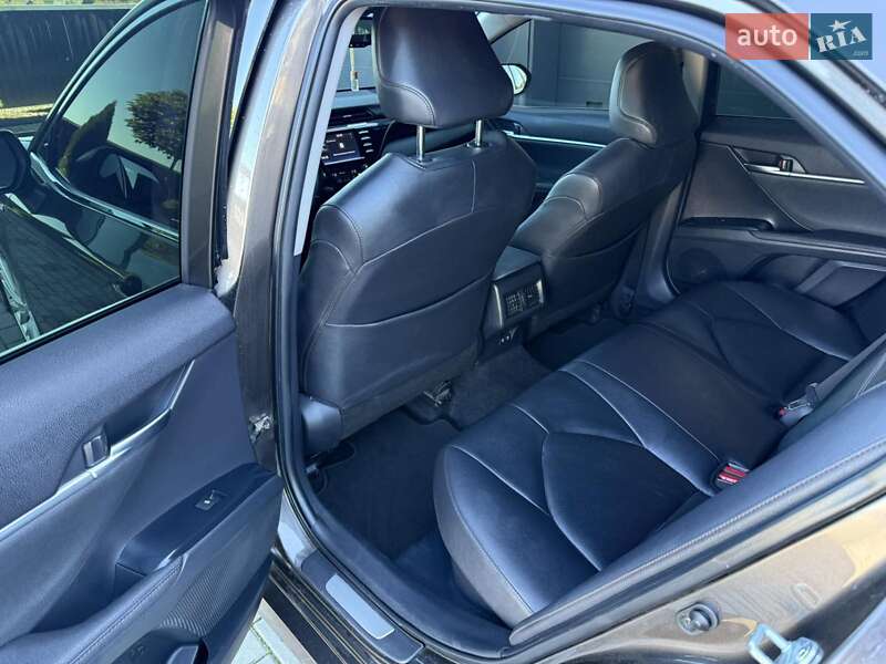 Седан Toyota Camry 2020 в Хусте