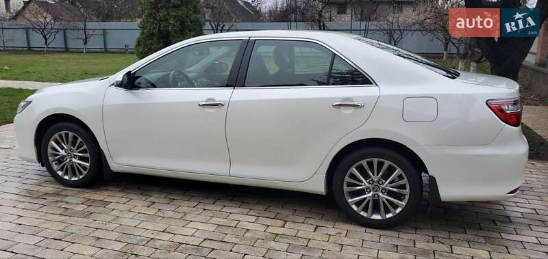 Седан Toyota Camry 2016 в Киеве