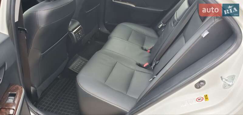 Седан Toyota Camry 2016 в Киеве