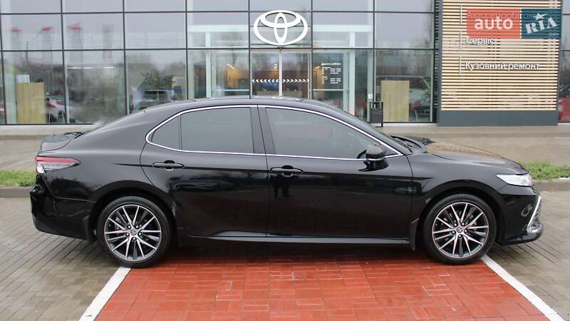 Седан Toyota Camry 2022 в Черкассах