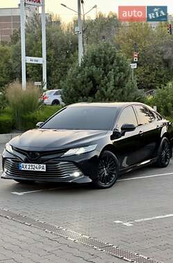 Седан Toyota Camry 2019 в Харькове