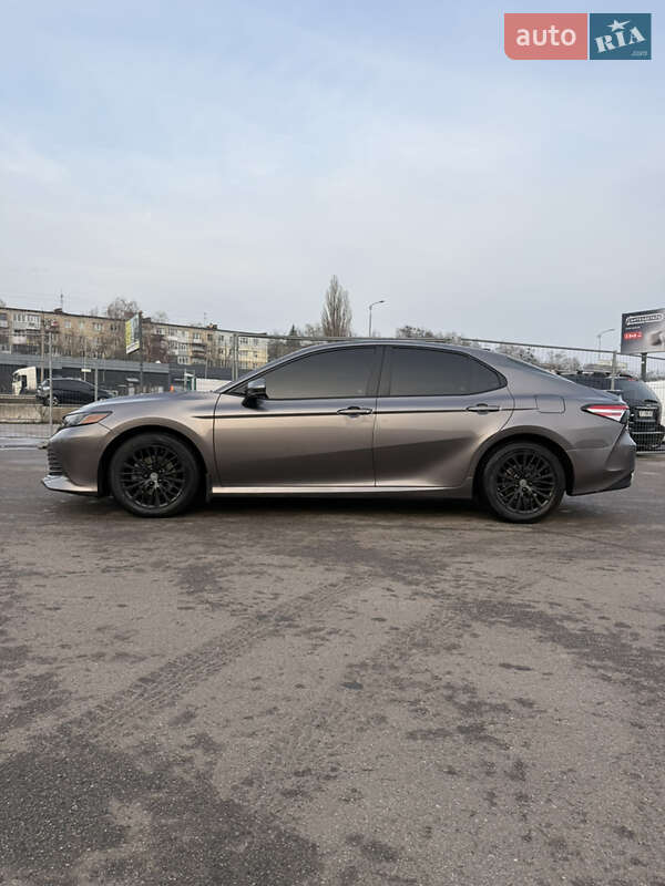 Седан Toyota Camry 2018 в Полтаве