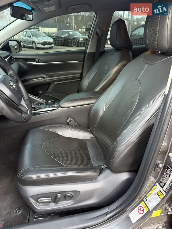 Седан Toyota Camry 2018 в Полтаве