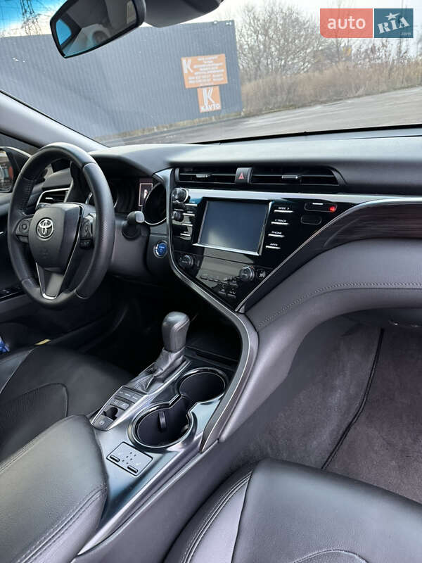 Седан Toyota Camry 2018 в Полтаве