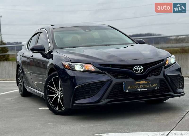 Седан Toyota Camry 2020 в Киеве