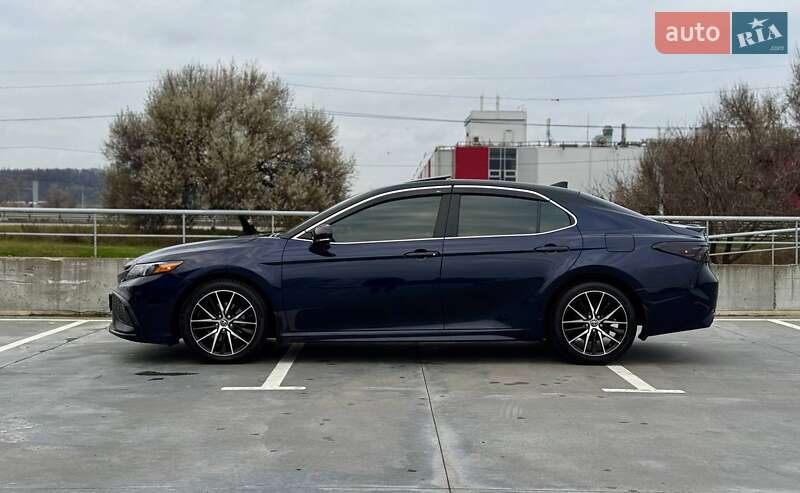 Седан Toyota Camry 2020 в Киеве
