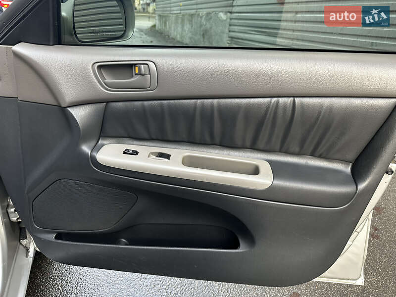 Седан Toyota Camry 2004 в Киеве