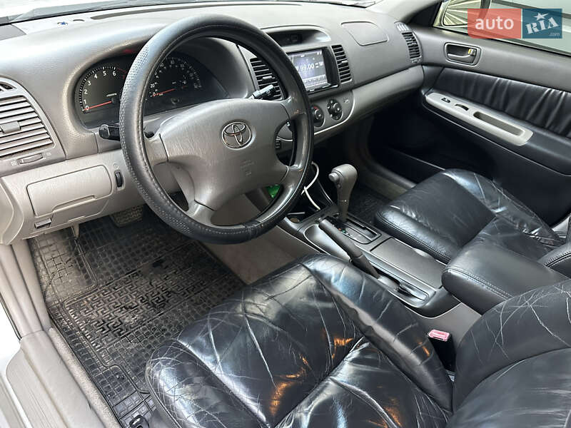 Седан Toyota Camry 2004 в Киеве
