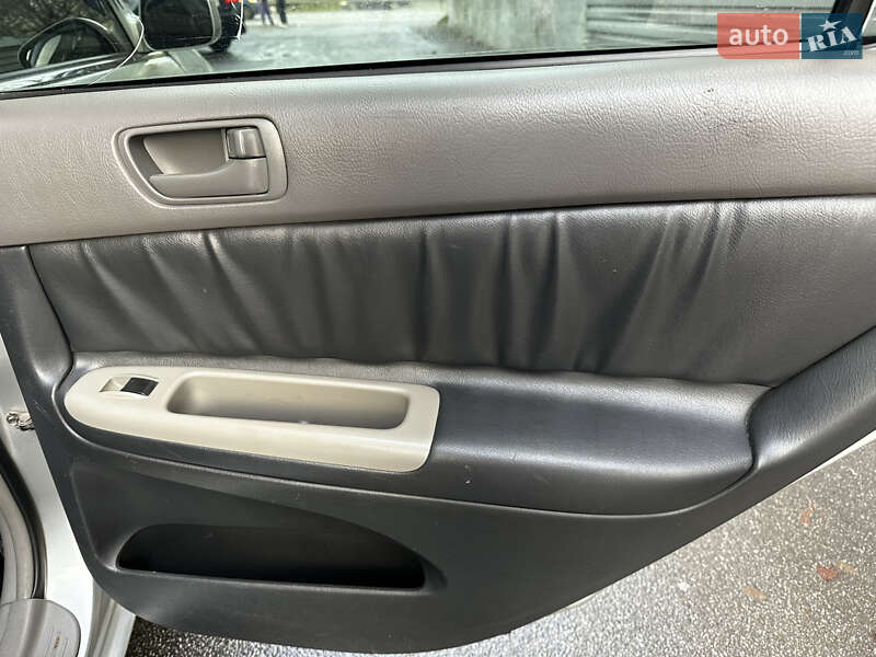 Седан Toyota Camry 2004 в Киеве