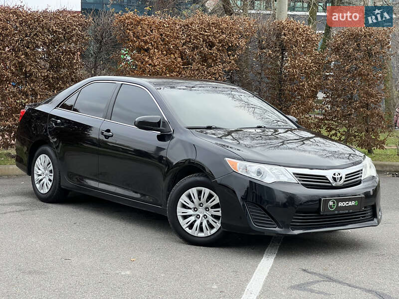 Седан Toyota Camry 2013 в Киеве