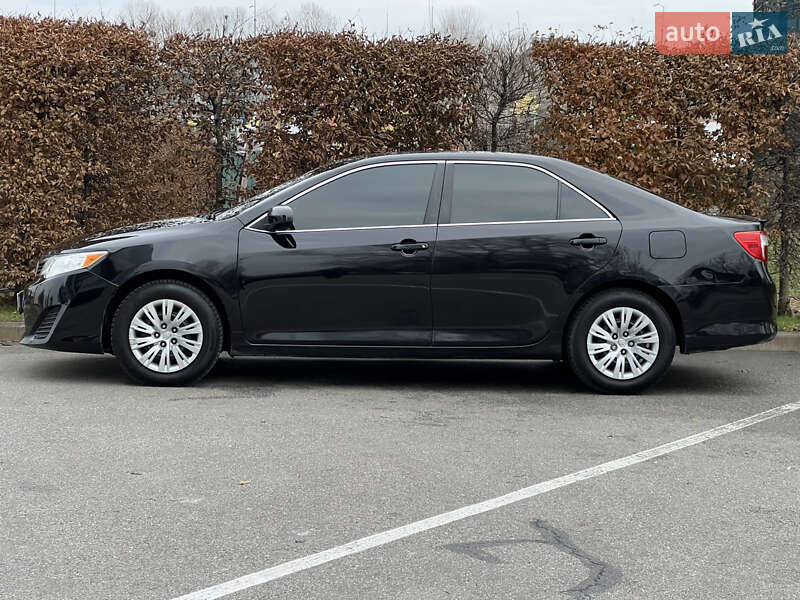 Седан Toyota Camry 2013 в Киеве