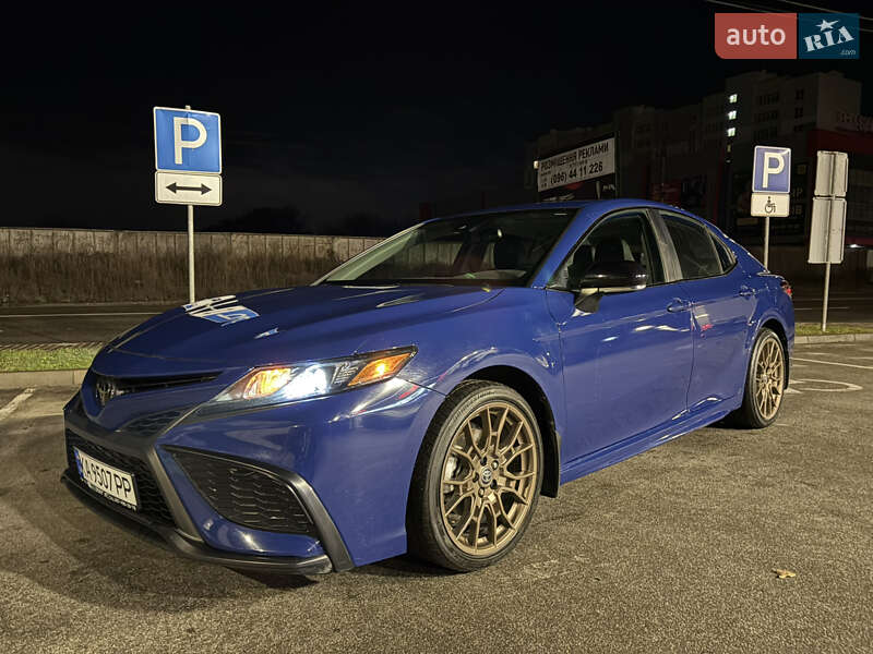 Седан Toyota Camry 2023 в Киеве