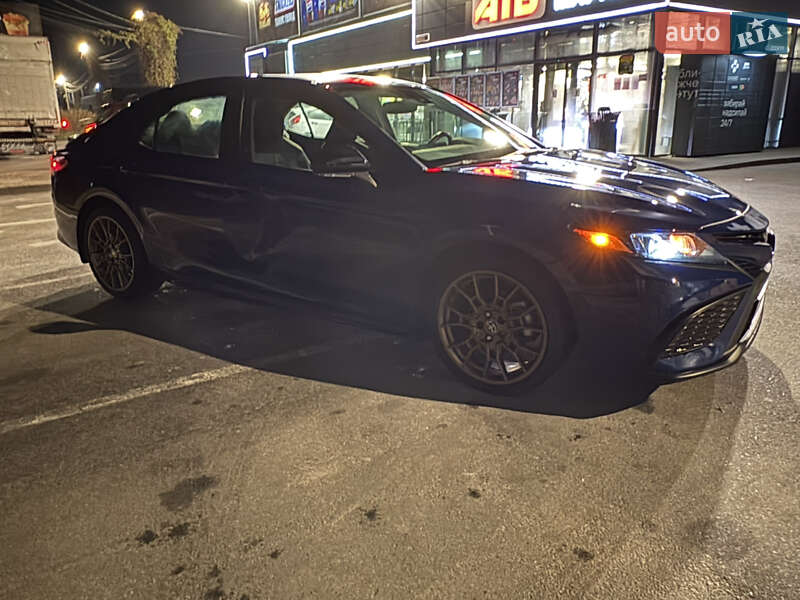 Седан Toyota Camry 2023 в Киеве