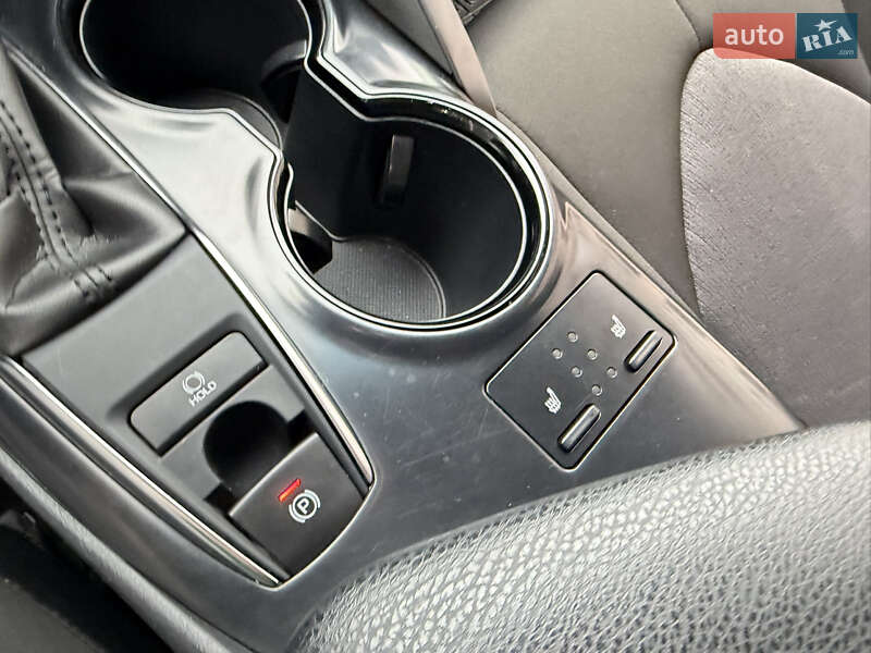 Седан Toyota Camry 2020 в Киеве