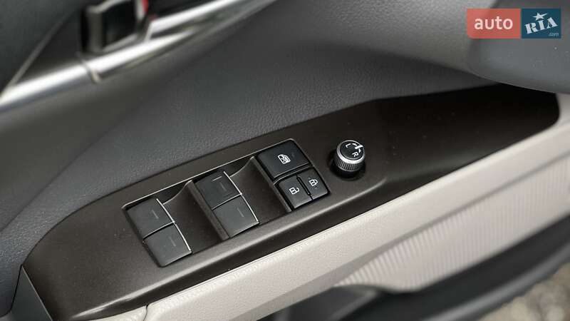 Седан Toyota Camry 2021 в Киеве