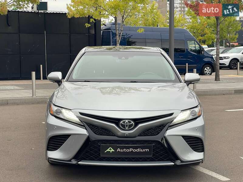 Седан Toyota Camry 2018 в Киеве