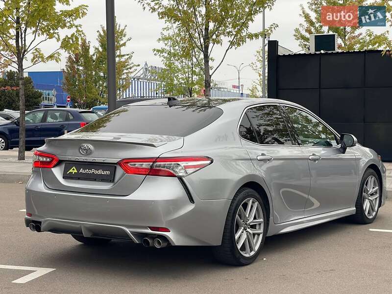 Седан Toyota Camry 2018 в Киеве