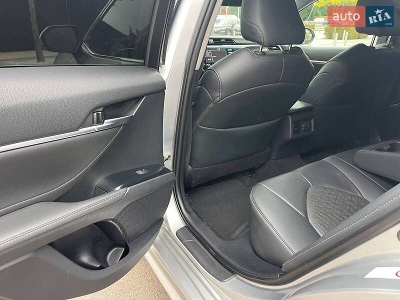 Седан Toyota Camry 2018 в Киеве