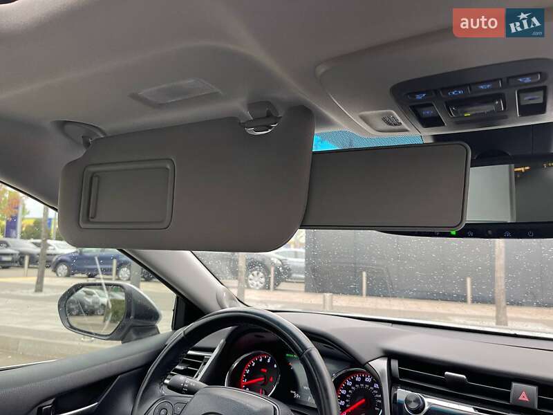 Седан Toyota Camry 2018 в Киеве