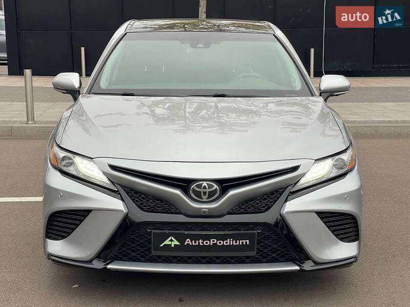 Седан Toyota Camry 2018 в Киеве