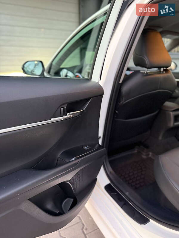 Седан Toyota Camry 2020 в Киеве