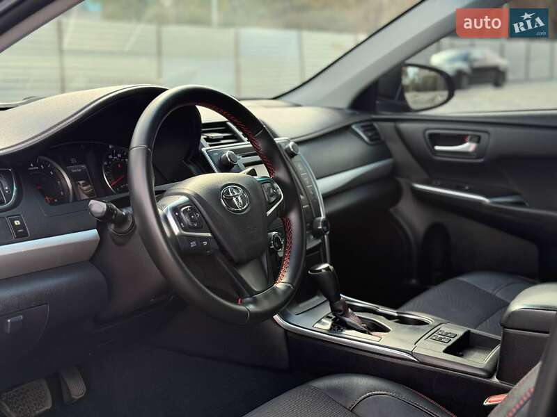 Седан Toyota Camry 2016 в Кривом Роге
