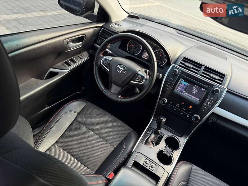 Седан Toyota Camry 2016 в Кривом Роге