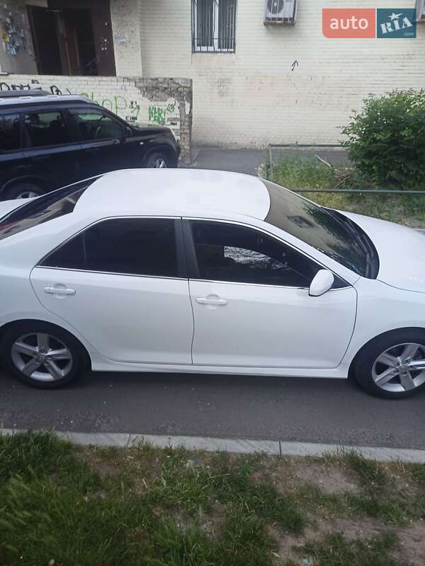 Седан Toyota Camry 2013 в Фастові