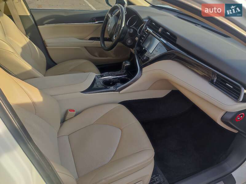Седан Toyota Camry 2019 в Києві