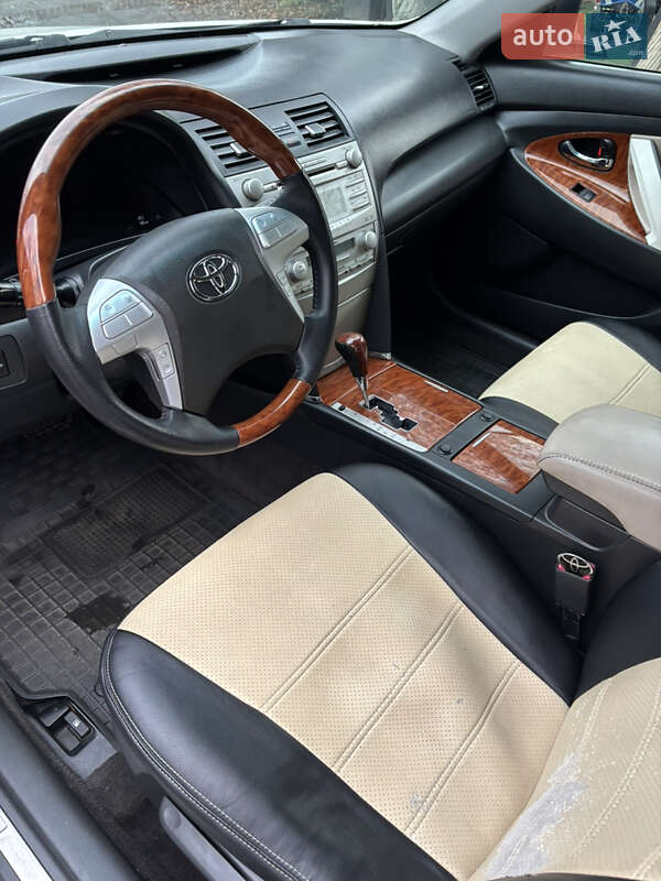 Седан Toyota Camry 2011 в Краснограде