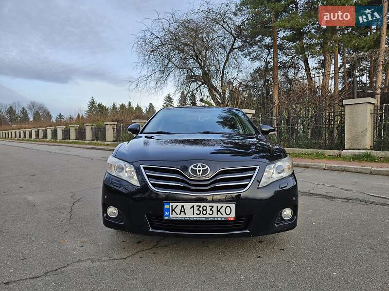 Седан Toyota Camry 2010 в Умани