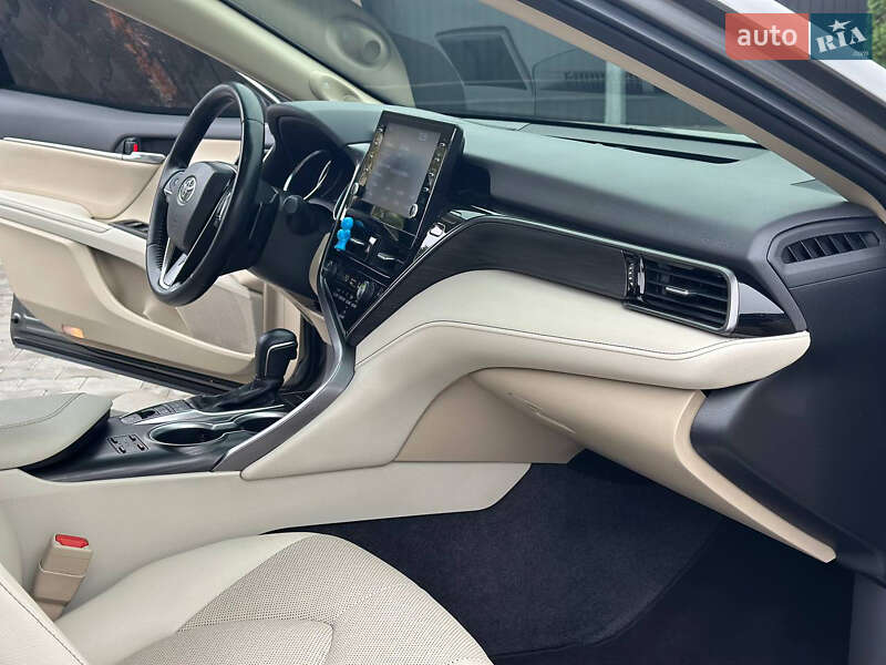 Седан Toyota Camry 2021 в Днепре