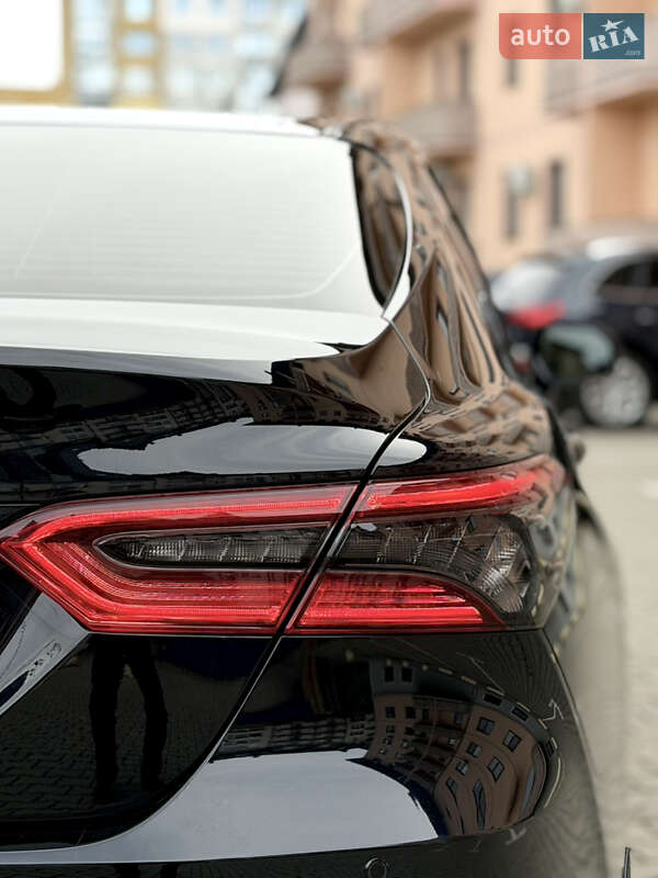 Седан Toyota Camry 2021 в Ужгороде