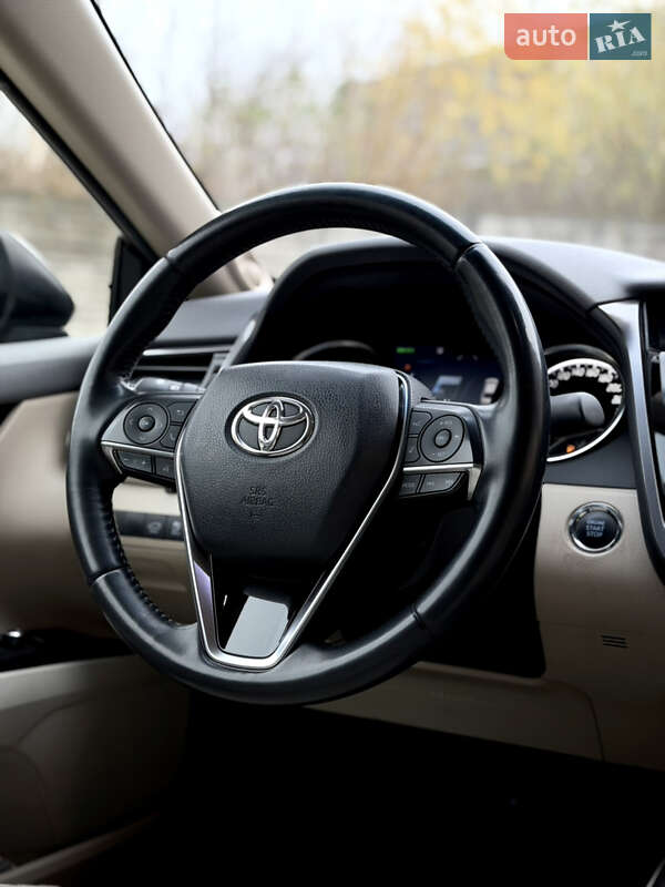 Седан Toyota Camry 2021 в Ужгороде