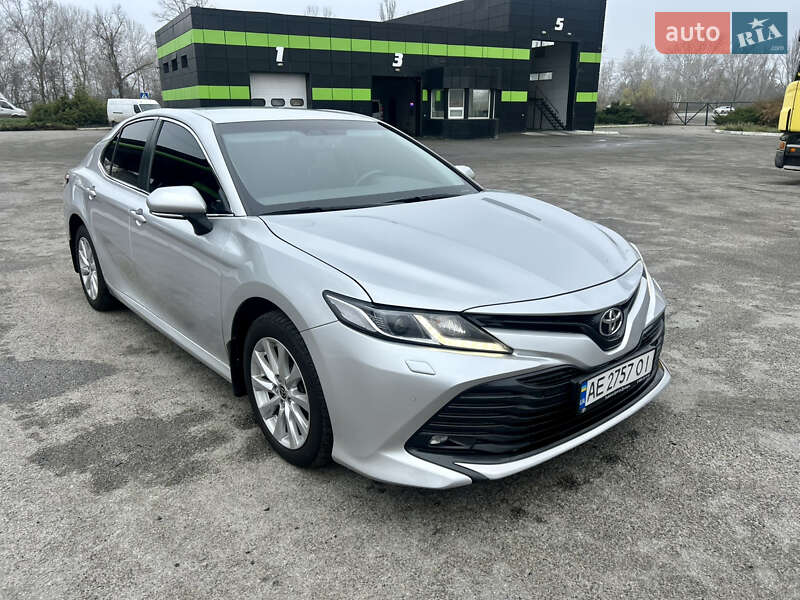Седан Toyota Camry 2020 в Днепре