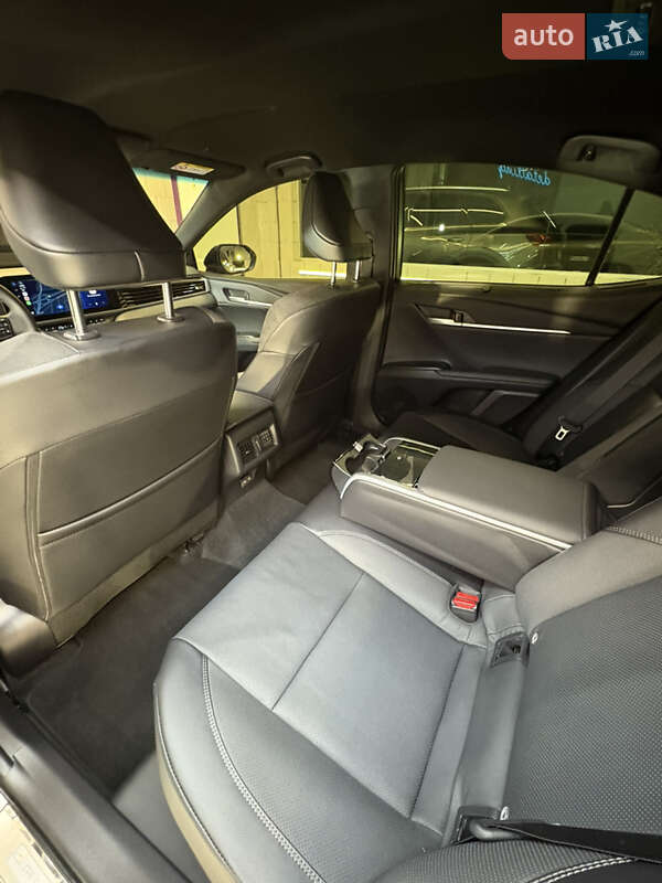 Седан Toyota Camry 2024 в Києві