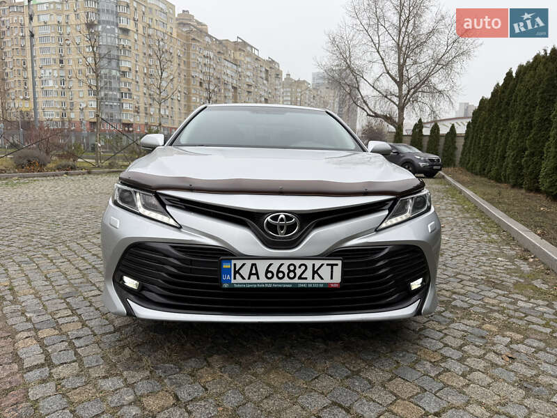 Седан Toyota Camry 2017 в Киеве