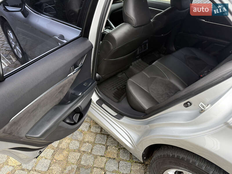 Седан Toyota Camry 2017 в Киеве