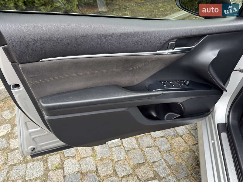 Седан Toyota Camry 2017 в Киеве